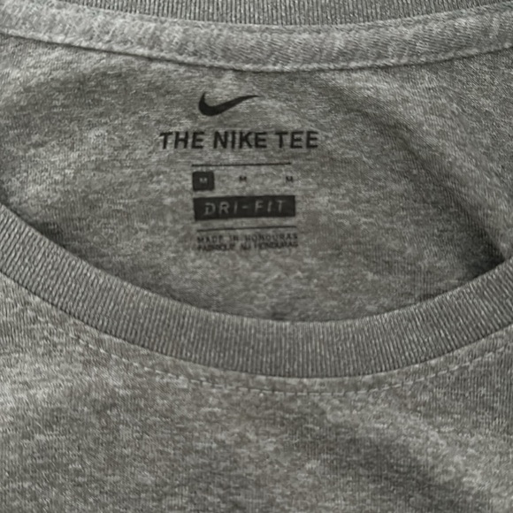 Nike women’s tank- The Nike Tee- size medium- new without tags - Picture 3 of 6